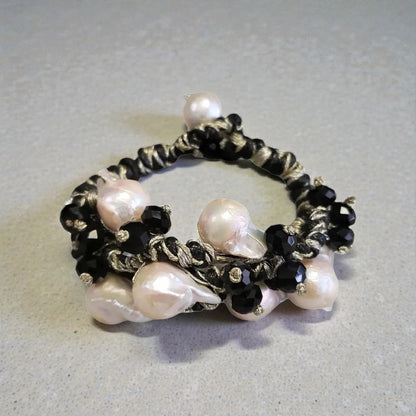 Black and gold Edison pearl bracelet featuring lustrous freshwater pearls accented with elegant gold-toned details for a timeless, sophisticated look. This handcrafted bracelet blends classic elegance with modern style, making it perfect for formal events, weddings, or everyday luxury. A thoughtful jewelry gift for women, anniversaries, birthdays, or special occasions, this pearl bracelet adds refined beauty and a touch of glamour to any outfit.