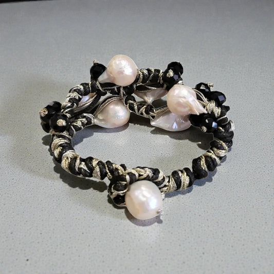 Black and gold Edison pearl bracelet featuring lustrous freshwater pearls accented with elegant gold-toned details for a timeless, sophisticated look. This handcrafted bracelet blends classic elegance with modern style, making it perfect for formal events, weddings, or everyday luxury. A thoughtful jewelry gift for women, anniversaries, birthdays, or special occasions, this pearl bracelet adds refined beauty and a touch of glamour to any outfit.