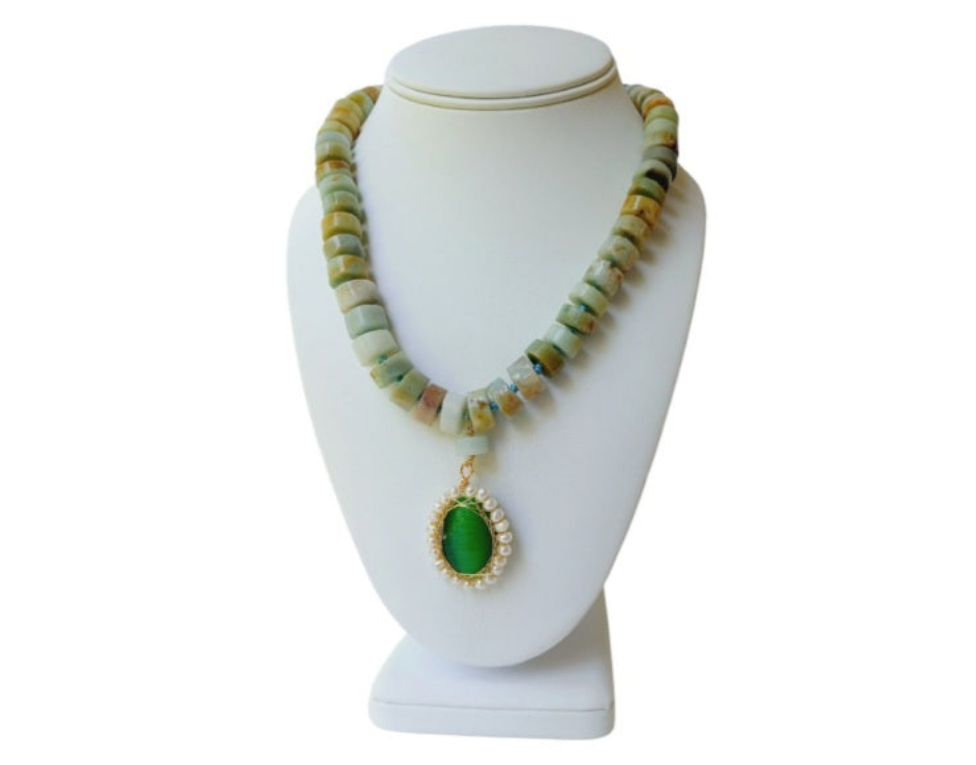 Amazonite Green Pendant Necklace featuring chunky freshwater pearl beads and natural amazonite gemstones in a bold statement design. This handcrafted necklace blends soothing green tones with lustrous pearls for a unique, eye-catching accessory. Perfect gift for women who love artisanal jewelry with a boho-chic vibe. Ideal for adding elegance and natural beauty to casual or formal outfits. Handmade jewelry combining style and positive energy.