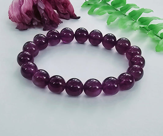 Amethyst crystal bracelet made with natural stones, designed for women seeking healing and spiritual balance. This purple crystal jewelry is perfect for yoga and meditation practices, promoting calmness, stress relief, and clarity. Handmade with care, it serves as a thoughtful gift for her, combining elegance and energy healing properties to support mindfulness and emotional well-being in everyday life.