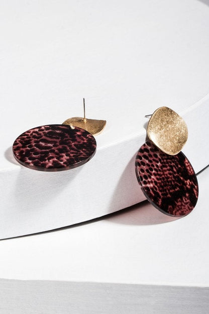 Bold and stylish animal print resin earrings featuring a striking snakeskin pattern, perfect for making a fashion statement. These lightweight statement earrings bring jungle vibes to any outfit, blending edgy design with comfortable wear. Ideal for fashion-forward individuals who love bold accessories and unique jewelry. Add a wild touch to your wardrobe with these eye-catching, snakeskin-inspired resin earrings designed for modern, trend-conscious wearers.
