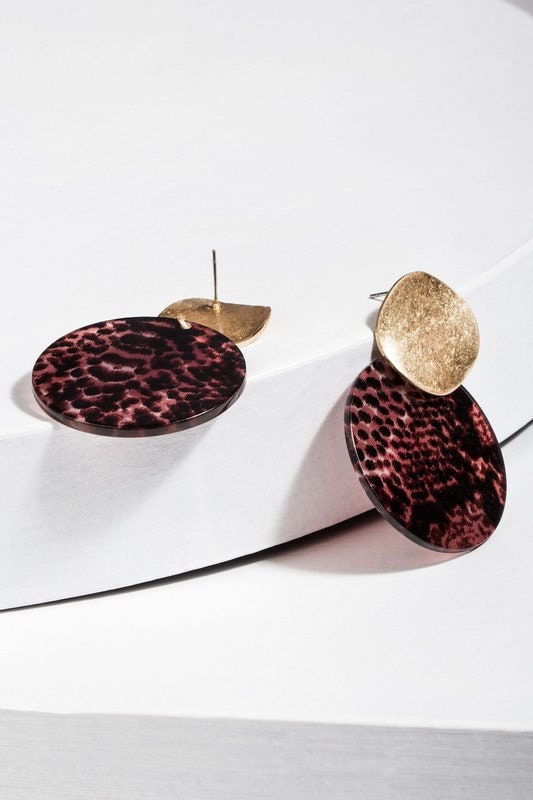 Bold and stylish animal print resin earrings featuring a striking snakeskin pattern, perfect for making a fashion statement. These lightweight statement earrings bring jungle vibes to any outfit, blending edgy design with comfortable wear. Ideal for fashion-forward individuals who love bold accessories and unique jewelry. Add a wild touch to your wardrobe with these eye-catching, snakeskin-inspired resin earrings designed for modern, trend-conscious wearers.