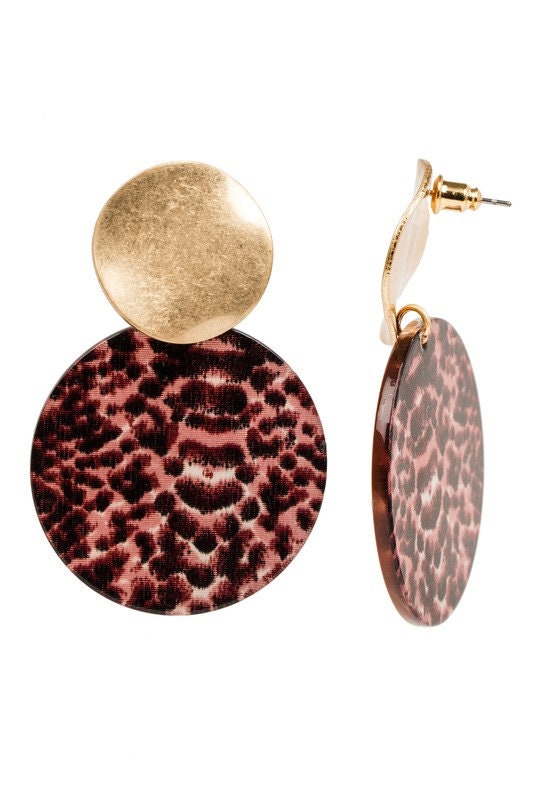 Bold and stylish animal print resin earrings featuring a striking snakeskin pattern, perfect for making a fashion statement. These lightweight statement earrings bring jungle vibes to any outfit, blending edgy design with comfortable wear. Ideal for fashion-forward individuals who love bold accessories and unique jewelry. Add a wild touch to your wardrobe with these eye-catching, snakeskin-inspired resin earrings designed for modern, trend-conscious wearers.