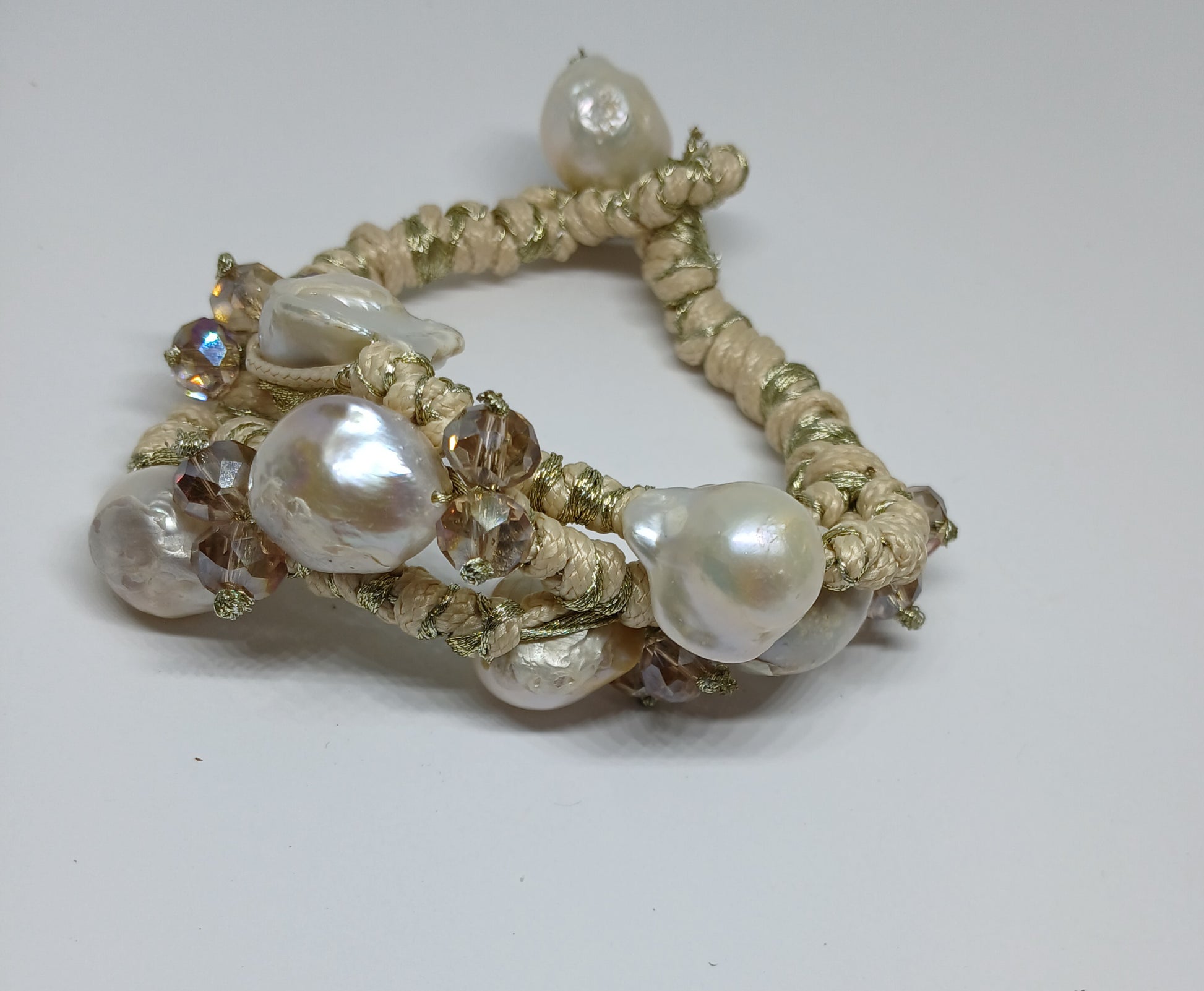 Beige gold Edison freshwater pearl bracelet featuring a woven braided design, handcrafted for an elegant minimalist style. This handmade jewelry piece makes a perfect gift for her, bridesmaids, or special occasions. Combining natural freshwater pearls with delicate gold tones, it offers timeless sophistication and subtle charm. Ideal for weddings, everyday wear, or as a thoughtful elegant accessory for any outfit