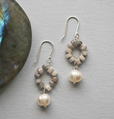 Cultured pearl and gray agate earrings featuring sterling silver drop design with elegant, handmade craftsmanship. These spiritual healing gemstone earrings blend the classic beauty of pearls with the grounding energy of gray agate. Perfect for adding a refined touch to everyday or formal outfits. Lightweight and versatile, they make a meaningful and stylish gift for her. Ideal for women who appreciate natural stones and timeless, elegant jewelry