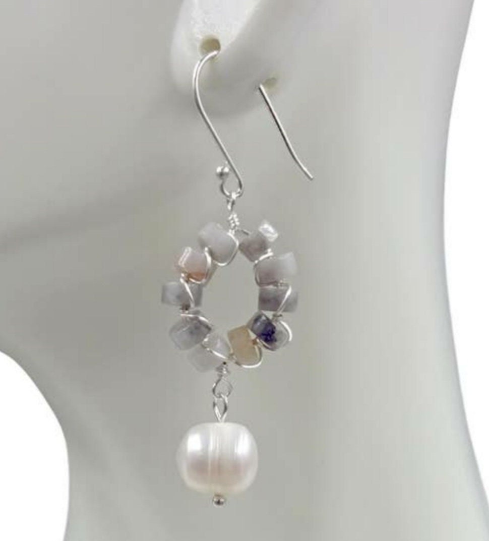 Cultured pearl and gray agate earrings featuring sterling silver drop design with elegant, handmade craftsmanship. These spiritual healing gemstone earrings blend the classic beauty of pearls with the grounding energy of gray agate. Perfect for adding a refined touch to everyday or formal outfits. Lightweight and versatile, they make a meaningful and stylish gift for her. Ideal for women who appreciate natural stones and timeless, elegant jewelry