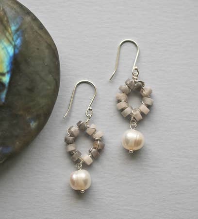 Cultured pearl and gray agate earrings featuring sterling silver drop design with elegant, handmade craftsmanship. These spiritual healing gemstone earrings blend the classic beauty of pearls with the grounding energy of gray agate. Perfect for adding a refined touch to everyday or formal outfits. Lightweight and versatile, they make a meaningful and stylish gift for her. Ideal for women who appreciate natural stones and timeless, elegant jewelry