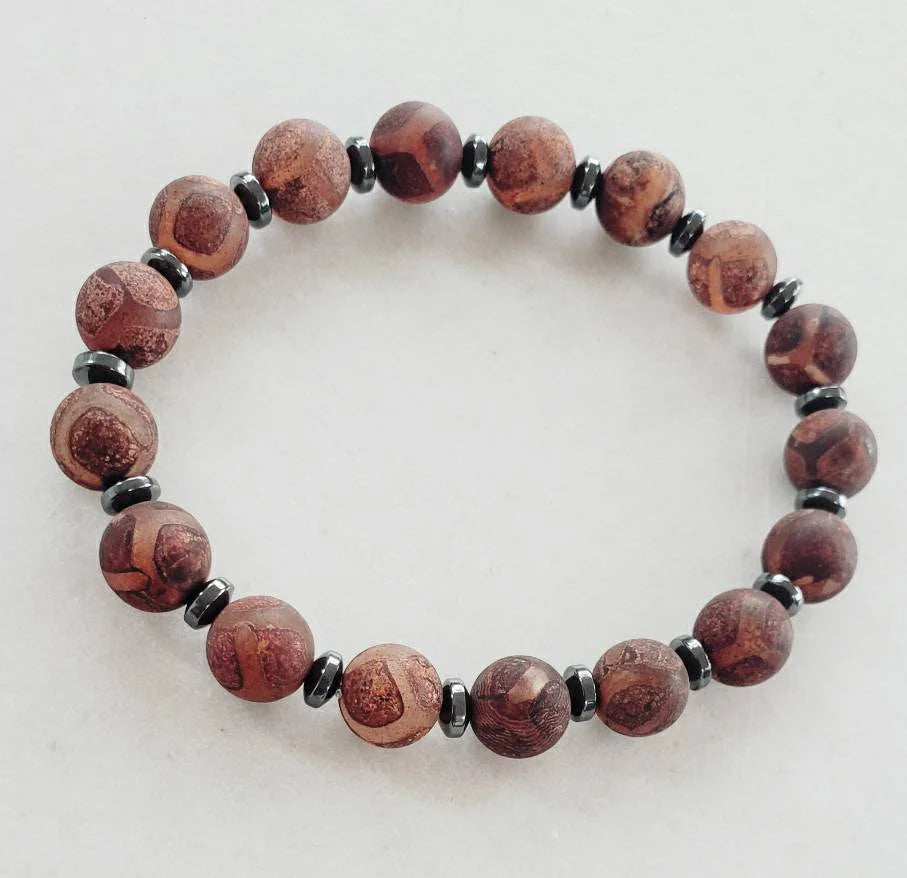 Tibetan Agate Bracelet for Men and Women – a handmade brown crystal healing bracelet featuring natural agate beads known for their grounding and protective energy. This spiritual beaded bracelet enhances balance, inner strength, and emotional healing. A thoughtful gift for him or her, perfect for meditation, daily wear, or spiritual practices. Unique handcrafted agate jewelry with timeless boho charm