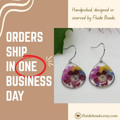 Floral Dried Flower Earrings featuring real dried flowers encased in clear resin teardrop shapes, perfect for summer and boho chic style. These handmade statement earrings capture natural beauty in a lightweight, elegant design ideal for women who love nature-inspired jewelry. A thoughtful gift for birthdays, weddings, or festivals, these unique earrings add a soft, romantic touch to any outfit with their delicate floral charm and artisan craftsmanship.