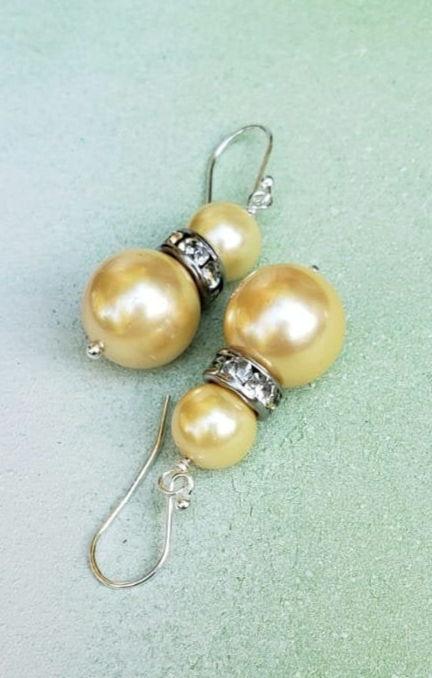 Natural Shell Pearl Dangle Earrings featuring ivory pearls sized 6-10mm set in sterling silver, handcrafted for women. These elegant bridesmaid earrings combine classic pearl beauty with delicate shell accents, creating a timeless accessory perfect for weddings, special occasions, or everyday wear. Lightweight and refined, they make a thoughtful gift for her, blending artisanal craftsmanship with sophisticated style for unforgettable jewelry moments.