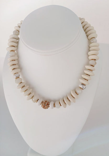 Handmade chunky choker necklace for women featuring a mix of ivory and wood beads, designed in a short statement style. This natural crystal jewelry piece combines earthy tones with bold texture, perfect for adding a boho-chic touch to any outfit. Ideal as a gift for her, the necklace showcases artisan craftsmanship and a unique blend of materials, offering a stylish, organic accessory for casual or dressed-up occasions.