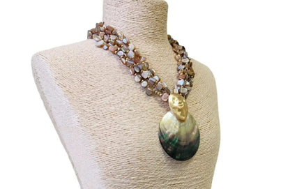 Neutral beige chip abalone pearl seashell pendant necklace featuring a handmade coastal boho design perfect for summer. This beach jewelry piece combines natural abalone chips, pearls, and seashell elements to evoke ocean-inspired elegance. Lightweight and versatile, it complements bohemian style with subtle earthy tones. An ideal gift for her, this necklace captures the serene beauty of the seaside and adds a chic touch to any outfit