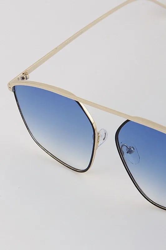 New generation aviator sunglasses designed for both men and women, featuring the classic aviator style with modern updates. These cool, lightweight sunglasses provide full UV protection, combining fashion and function for everyday wear. Perfect for outdoor activities, driving, or casual outings, they offer comfort and durability while maintaining a timeless look. An essential accessory for anyone seeking stylish and protective eyewear.