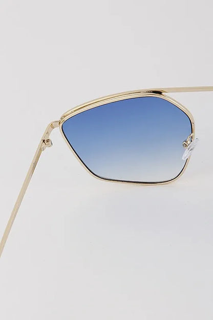 New generation aviator sunglasses designed for both men and women, featuring the classic aviator style with modern updates. These cool, lightweight sunglasses provide full UV protection, combining fashion and function for everyday wear. Perfect for outdoor activities, driving, or casual outings, they offer comfort and durability while maintaining a timeless look. An essential accessory for anyone seeking stylish and protective eyewear.