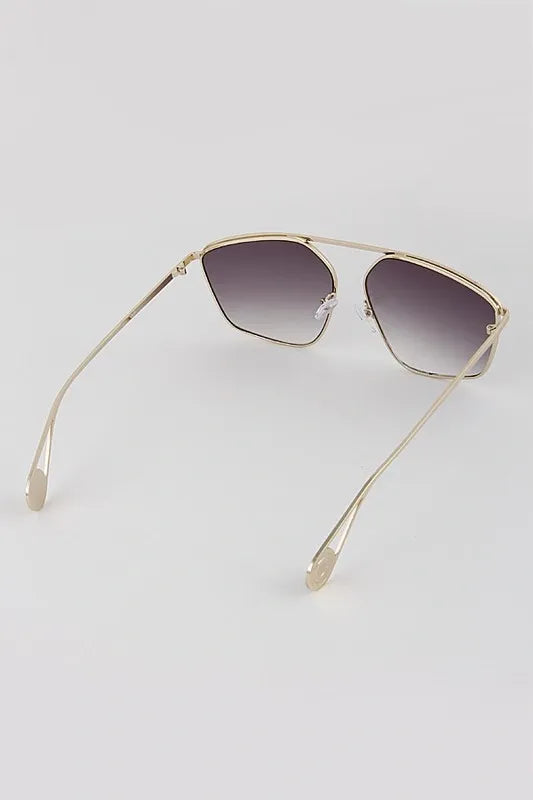 New generation aviator sunglasses designed for both men and women, featuring the classic aviator style with modern updates. These cool, lightweight sunglasses provide full UV protection, combining fashion and function for everyday wear. Perfect for outdoor activities, driving, or casual outings, they offer comfort and durability while maintaining a timeless look. An essential accessory for anyone seeking stylish and protective eyewear.