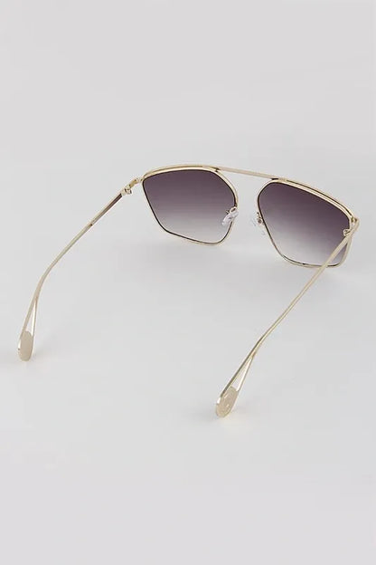 New generation aviator sunglasses designed for both men and women, featuring the classic aviator style with modern updates. These cool, lightweight sunglasses provide full UV protection, combining fashion and function for everyday wear. Perfect for outdoor activities, driving, or casual outings, they offer comfort and durability while maintaining a timeless look. An essential accessory for anyone seeking stylish and protective eyewear.