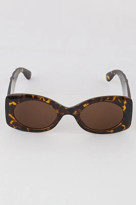 Vintage style sunglasses inspired by classic movie fashion, offering a retro look for both women and men. These cool celebrity-inspired sunglasses feature UV protection to shield your eyes while adding timeless style to any outfit. Perfect for outdoor activities, casual wear, or making a bold fashion statement, these sunglasses combine iconic design with modern eye safety, making them an essential accessory for vintage lovers and trendsetters alike.
