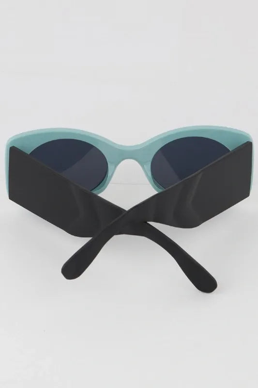 Vintage style sunglasses inspired by classic movie fashion, offering a retro look for both women and men. These cool celebrity-inspired sunglasses feature UV protection to shield your eyes while adding timeless style to any outfit. Perfect for outdoor activities, casual wear, or making a bold fashion statement, these sunglasses combine iconic design with modern eye safety, making them an essential accessory for vintage lovers and trendsetters alike.