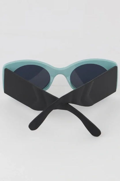 Vintage style sunglasses inspired by classic movie fashion, offering a retro look for both women and men. These cool celebrity-inspired sunglasses feature UV protection to shield your eyes while adding timeless style to any outfit. Perfect for outdoor activities, casual wear, or making a bold fashion statement, these sunglasses combine iconic design with modern eye safety, making them an essential accessory for vintage lovers and trendsetters alike.