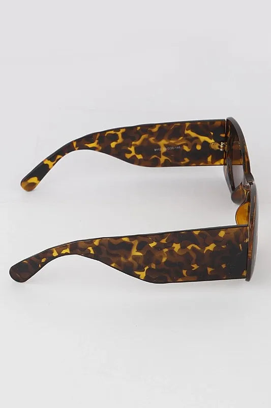 Vintage style sunglasses inspired by classic movie fashion, offering a retro look for both women and men. These cool celebrity-inspired sunglasses feature UV protection to shield your eyes while adding timeless style to any outfit. Perfect for outdoor activities, casual wear, or making a bold fashion statement, these sunglasses combine iconic design with modern eye safety, making them an essential accessory for vintage lovers and trendsetters alike.