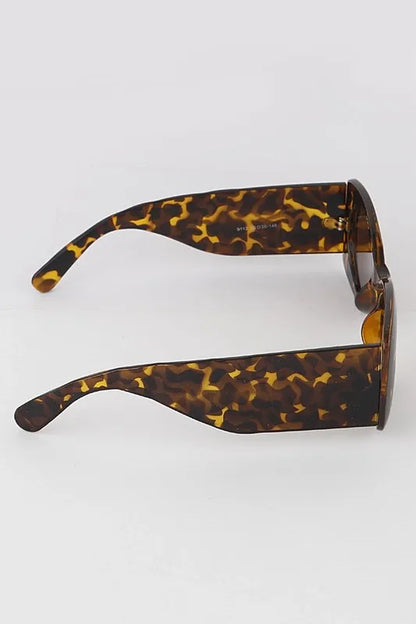 Vintage style sunglasses inspired by classic movie fashion, offering a retro look for both women and men. These cool celebrity-inspired sunglasses feature UV protection to shield your eyes while adding timeless style to any outfit. Perfect for outdoor activities, casual wear, or making a bold fashion statement, these sunglasses combine iconic design with modern eye safety, making them an essential accessory for vintage lovers and trendsetters alike.