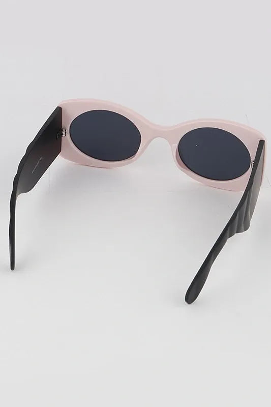 Vintage style sunglasses inspired by classic movie fashion, offering a retro look for both women and men. These cool celebrity-inspired sunglasses feature UV protection to shield your eyes while adding timeless style to any outfit. Perfect for outdoor activities, casual wear, or making a bold fashion statement, these sunglasses combine iconic design with modern eye safety, making them an essential accessory for vintage lovers and trendsetters alike.